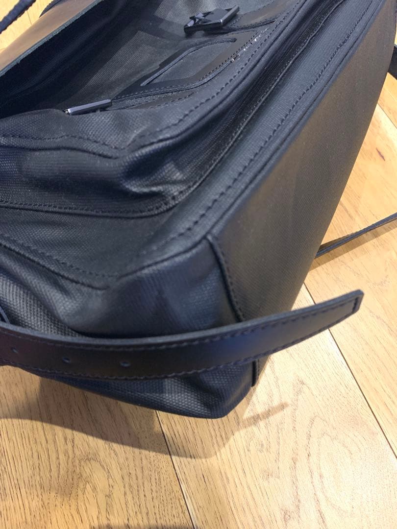 Dr. Martens Messenger Bag AD056001 ブラック