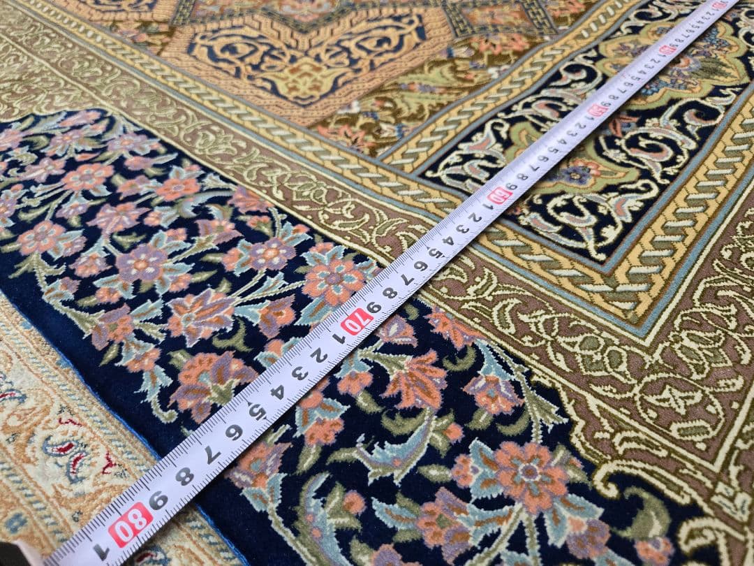 ペルシャ絨毯クム産サマディ工房 本物保証非常に綺麗な青色 サイズ121×78cm