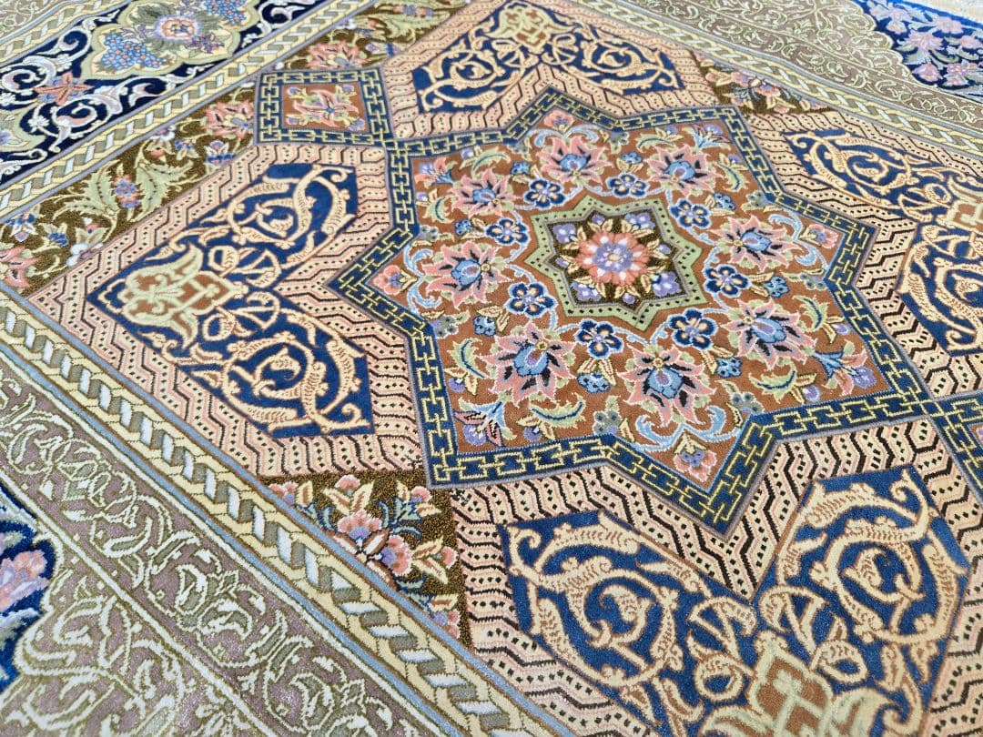 ペルシャ絨毯クム産サマディ工房 本物保証非常に綺麗な青色 サイズ121×78cm