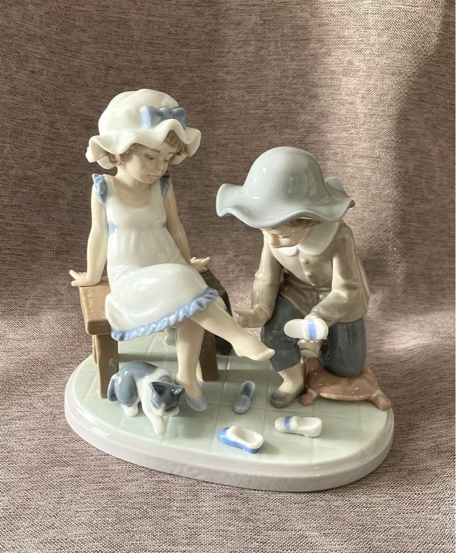 リヤドロ　おためしください　足元に猫