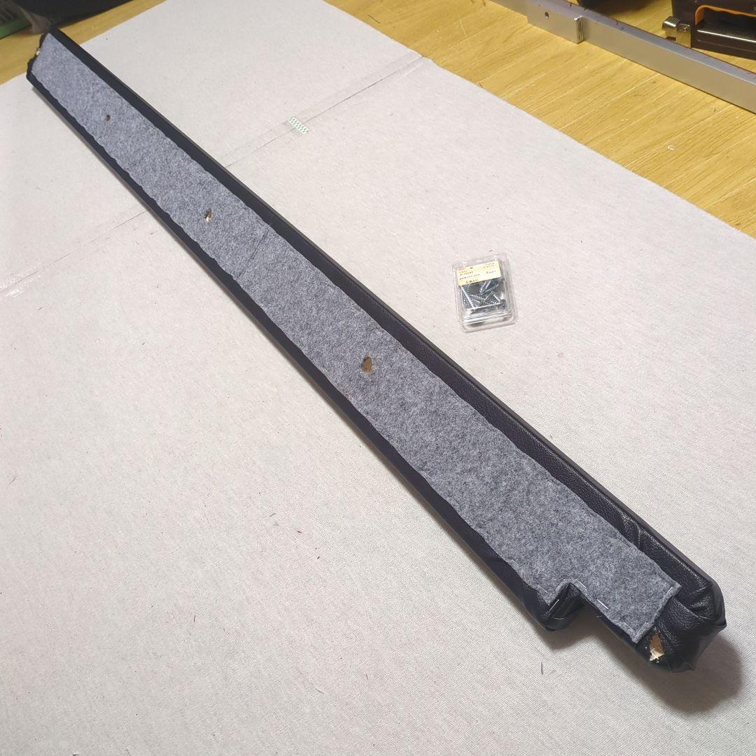 【やっちゃん】ロールーフ棚&ハンガー掛け（後窓上）【ブラックレザー】