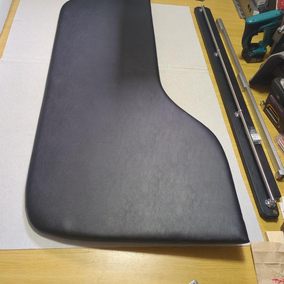 【やっちゃん】ロールーフ棚&ハンガー掛け（後窓上）【ブラックレザー】