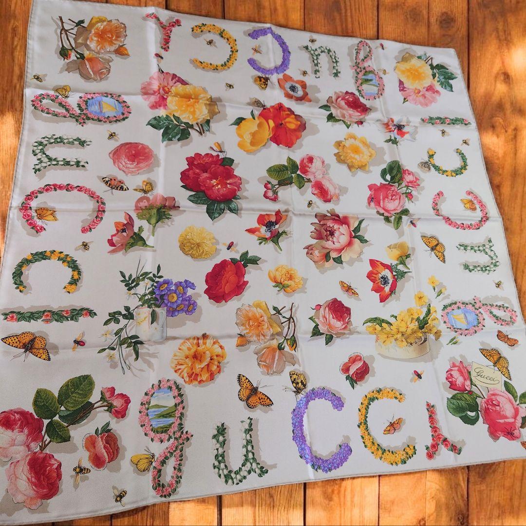 GUCCI　スカーフ　フローラル柄　シルク100%