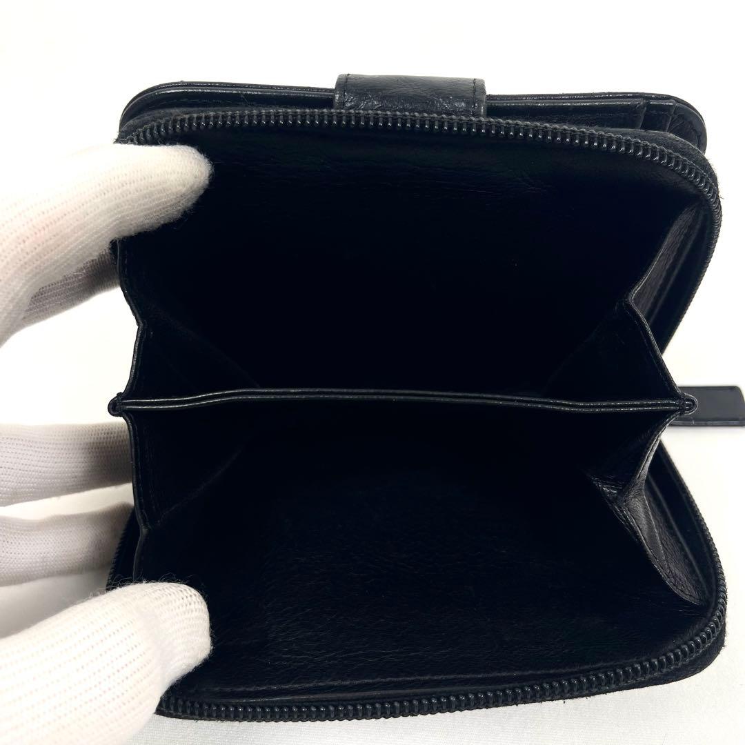 プラダ　二つ折り財布　ラウンドファスナー　三角ロゴプレート　レザー　ブラック
