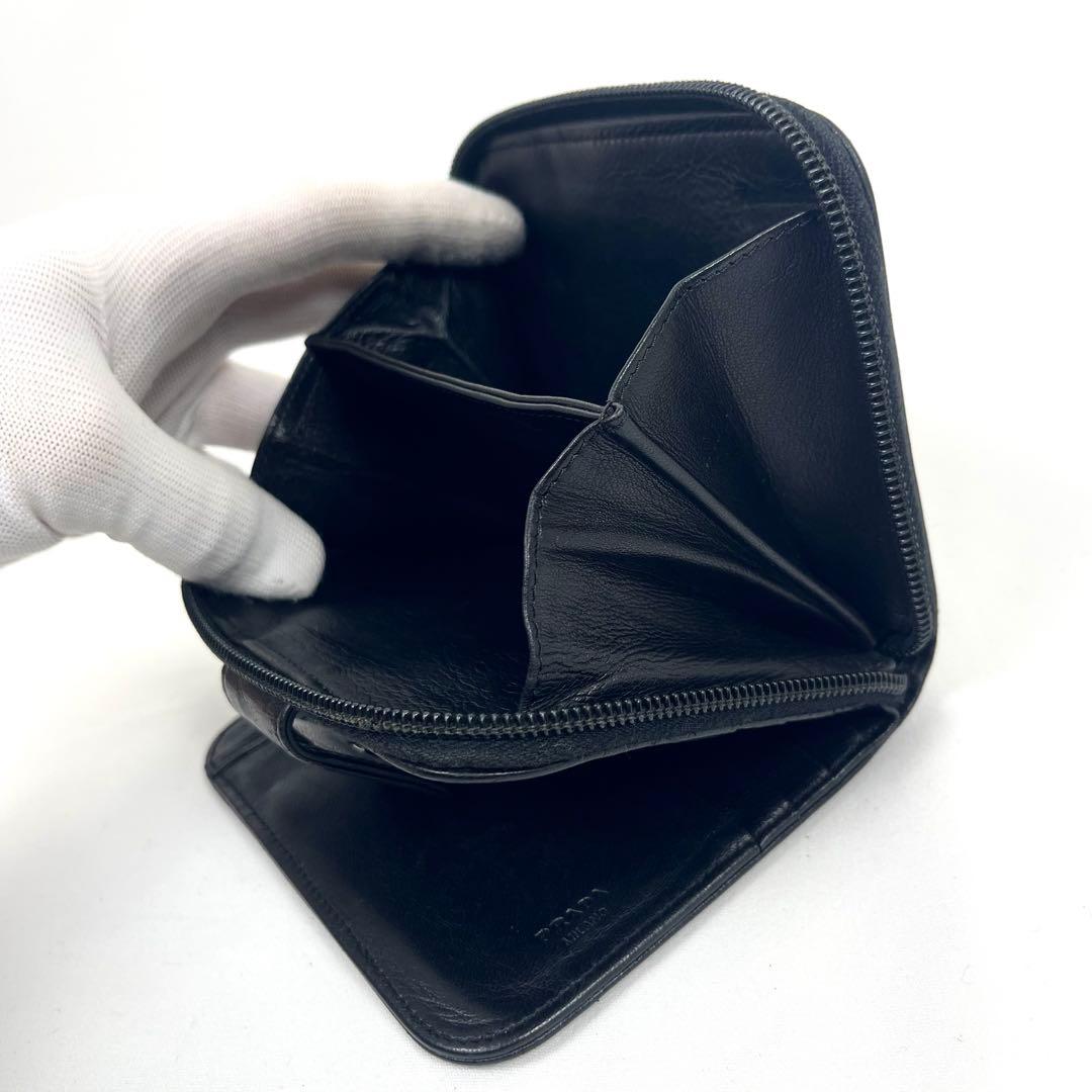 プラダ　二つ折り財布　ラウンドファスナー　三角ロゴプレート　レザー　ブラック