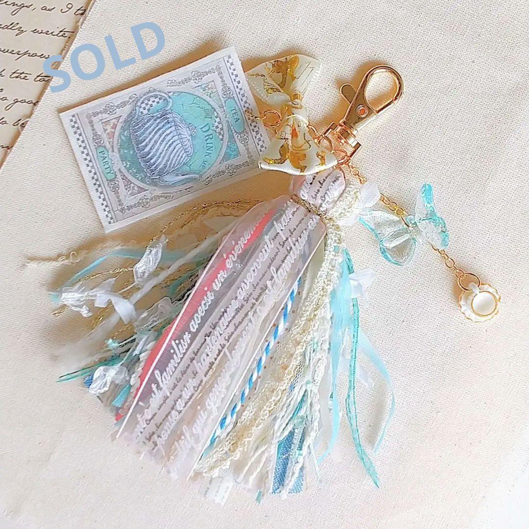 SOLD◆ ハンドメイド タッセル バッグチャーム キーホルダー アリス 蝶
