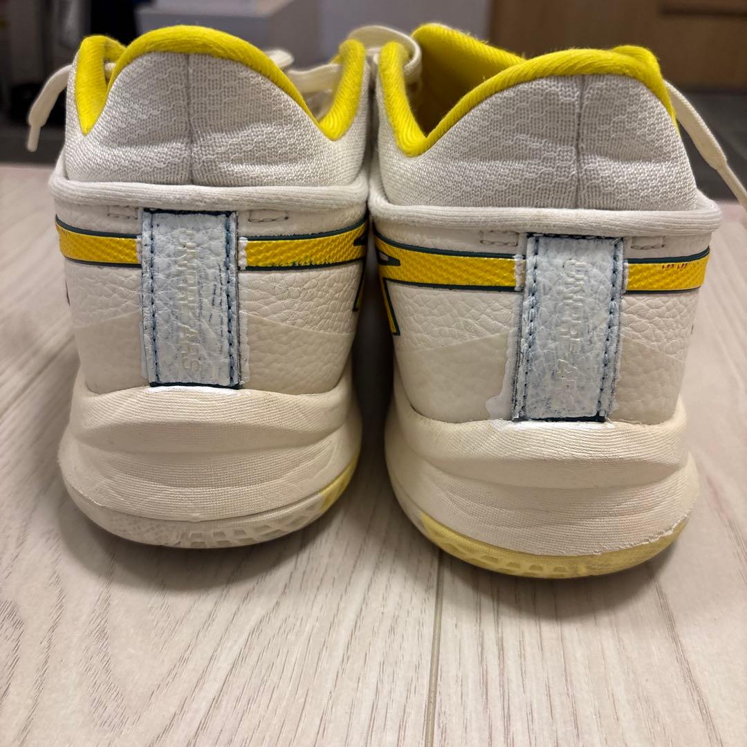 ASICS バスケットボールシューズ ホワイト/イエロー