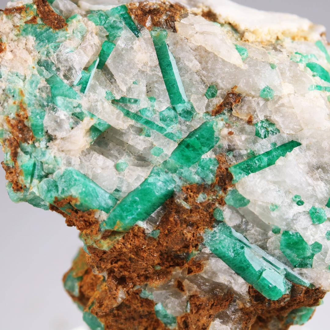 緑柱石 エメラルド ⑨ / アフガニスタン産 / 原石 天然石 翠玉 緑玉