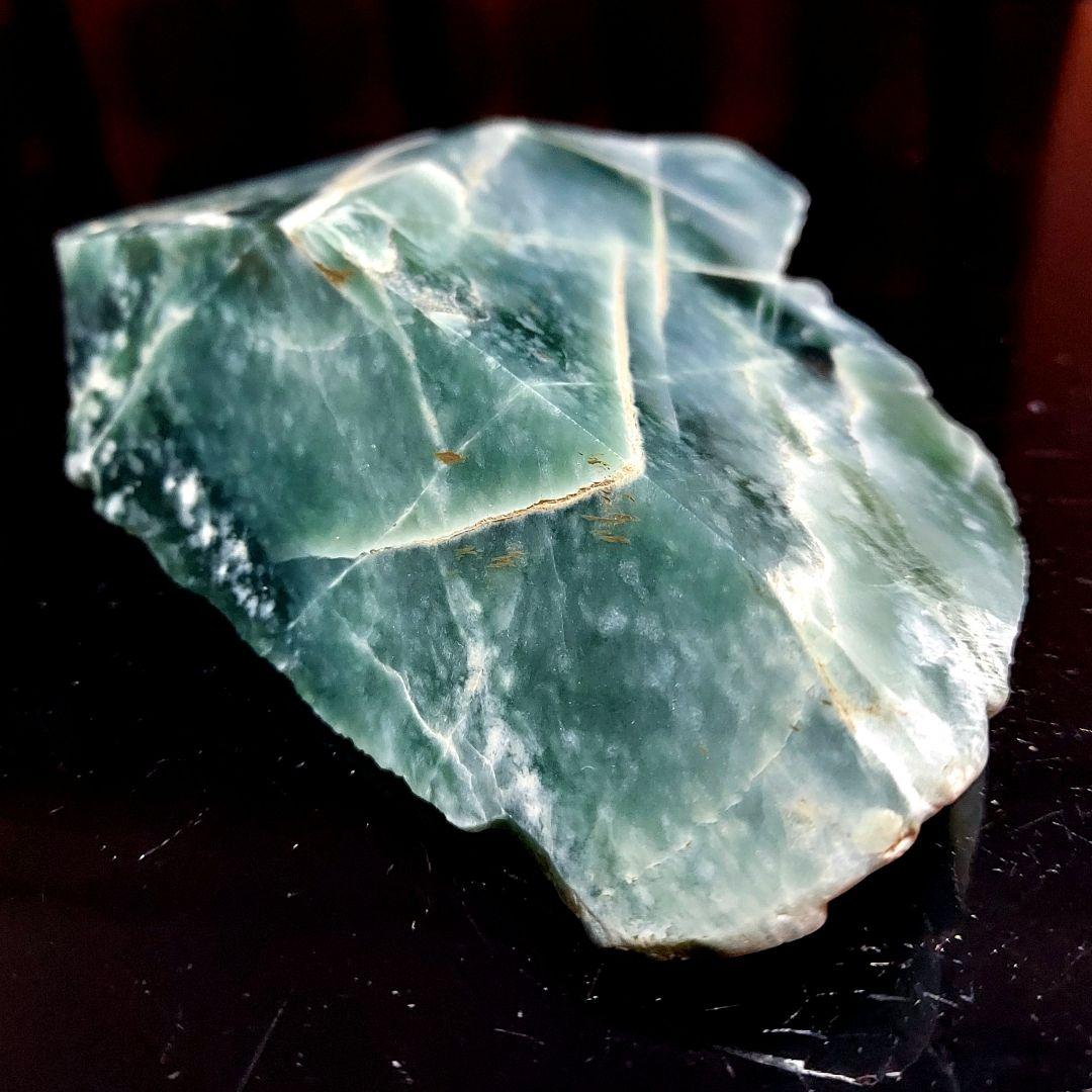 希少！独特のブルーグリーンが綺麗な グアテマラ翡翠 原石 ほぼ全面磨き 526