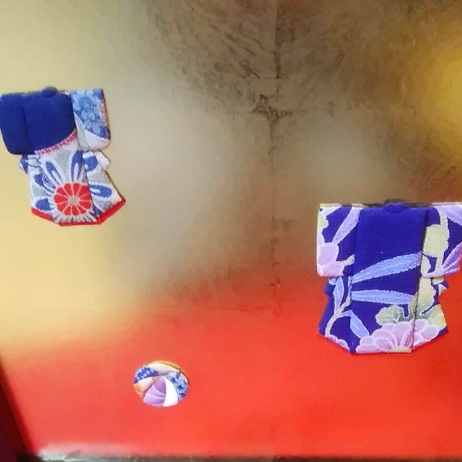 押し絵　着物尽くし　金の2曲屏風