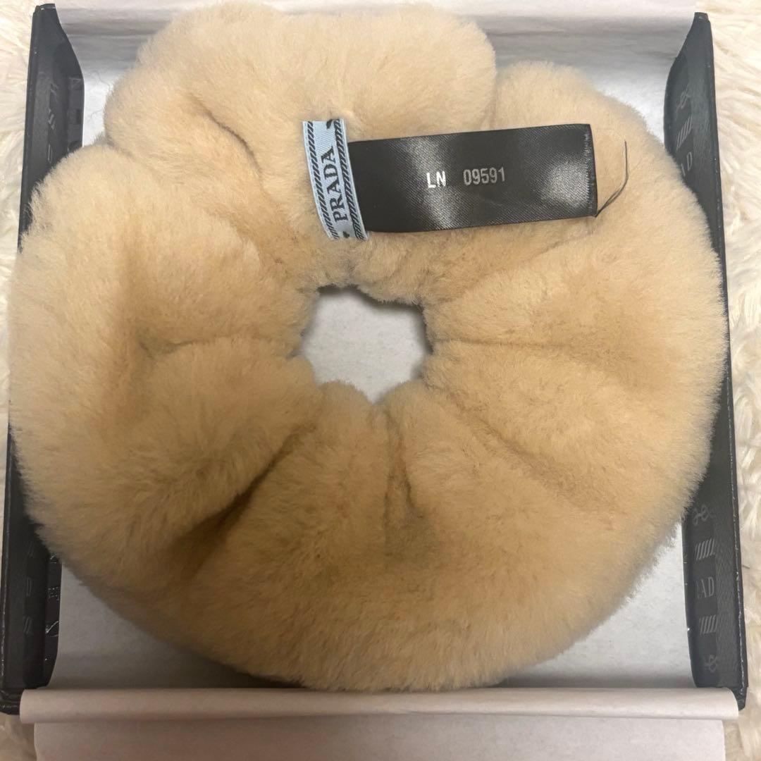 PRADA ベージュファーシュシュ