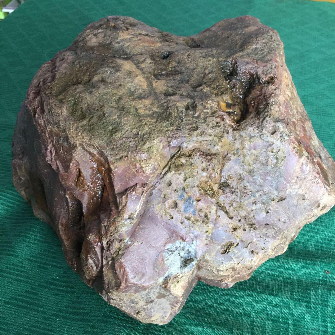 鑑賞石・赤茶色の岩石、味わいのある表情。水晶も吹き出ています。