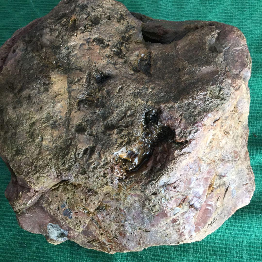 鑑賞石・赤茶色の岩石、味わいのある表情。水晶も吹き出ています。