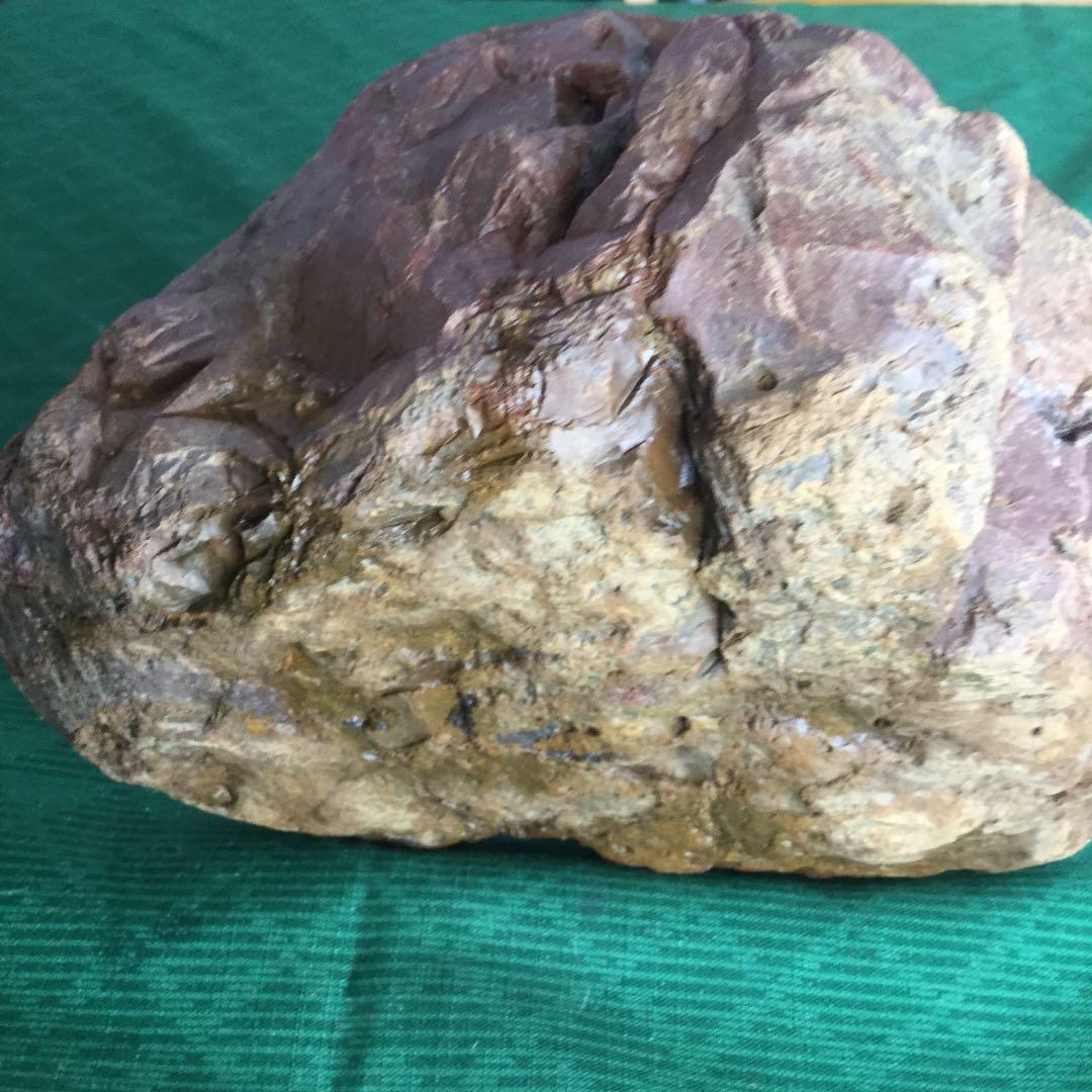 鑑賞石・赤茶色の岩石、味わいのある表情。水晶も吹き出ています。