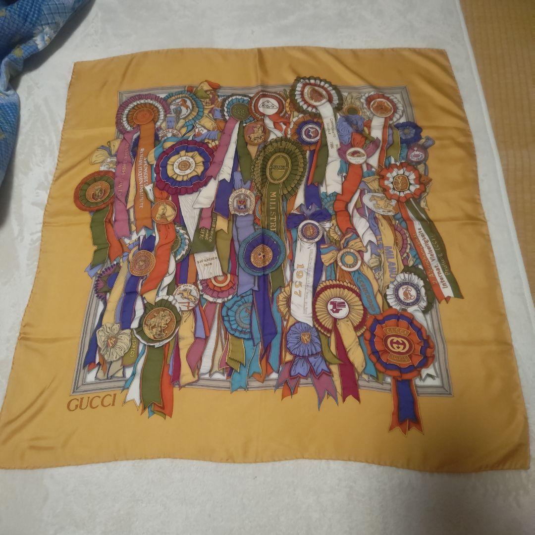 GUCCI 勲章リボンデザイン シルクスカーフ　大判