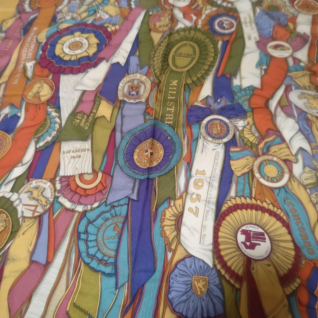 GUCCI 勲章リボンデザイン シルクスカーフ　大判