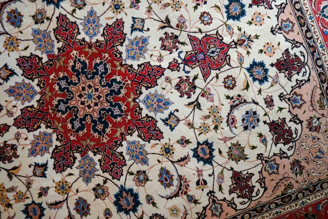 ペルシャ手織り絨毯 タブリーズ産 194×153cm