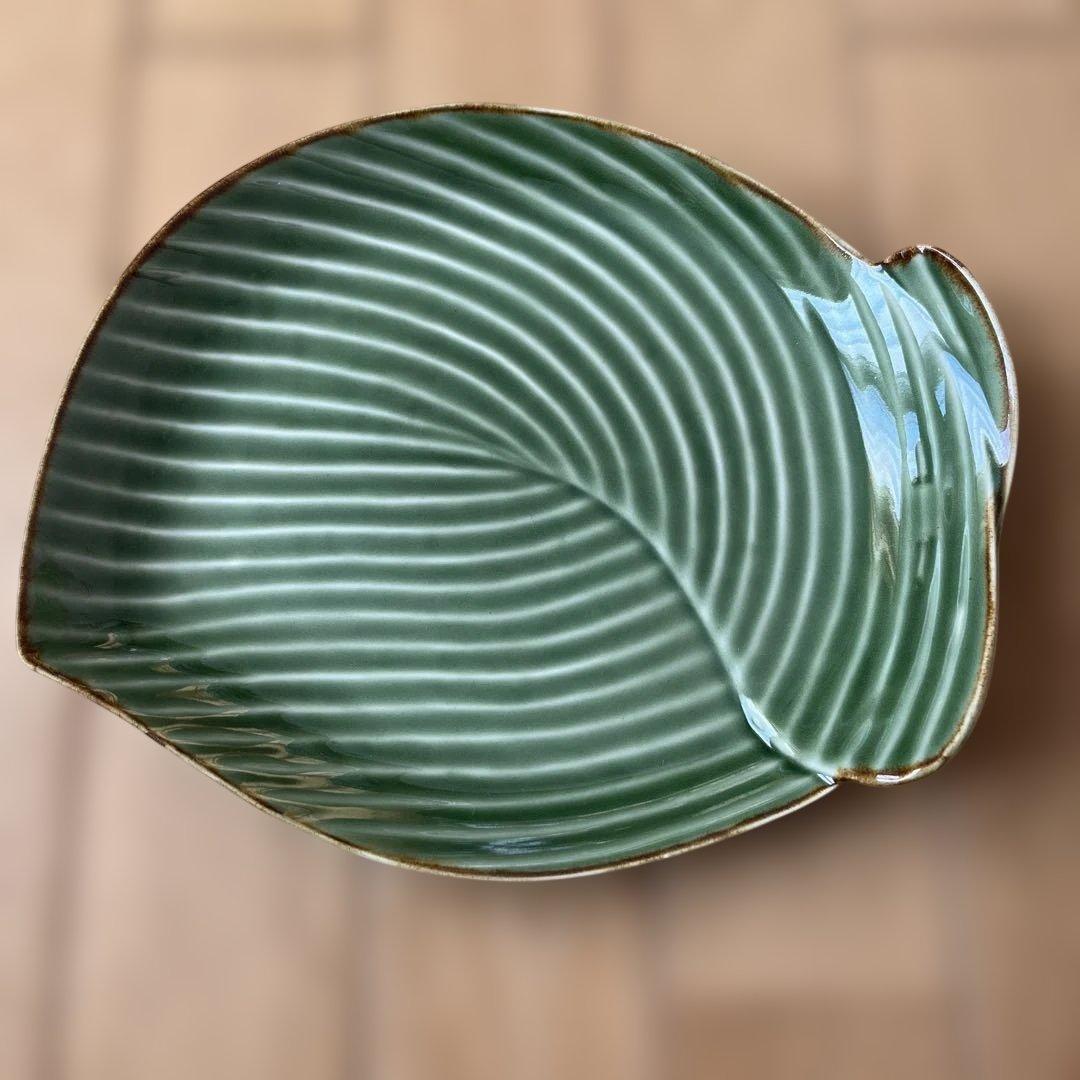 JENGGALA葉型緑色陶器皿　バリ島