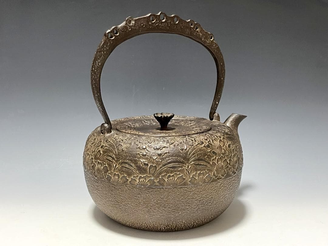 【未使用】南部鉄瓶 中村徳次郎 造 立徳 虫食平打提手 桜尽紋様 鉄瓶