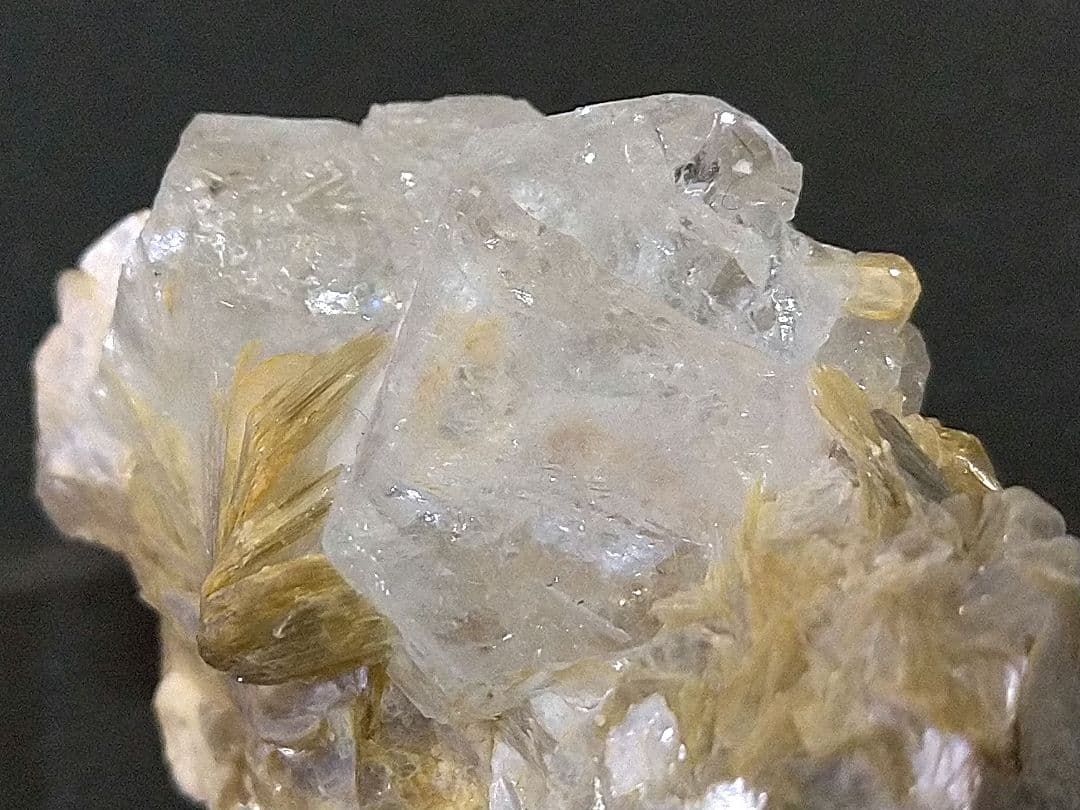 鉱物標本 ゴシェナイト 緑柱石 パキスタン産 母岩付き 原石