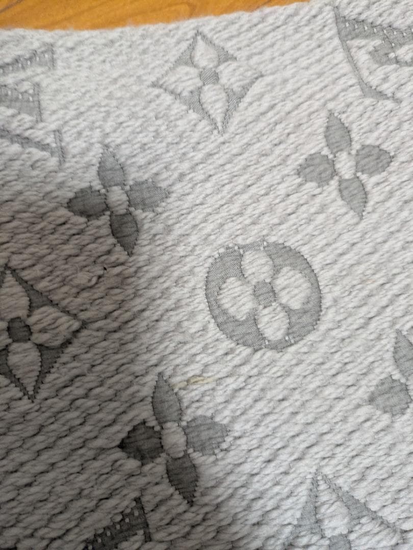 Louis Vuitton マフラー ライトグレー（値下げ可能)