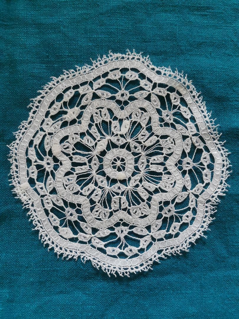 アンティークイタリア購入 ボビンレース編み リーフ＆フラワー ホール技法ドイリー