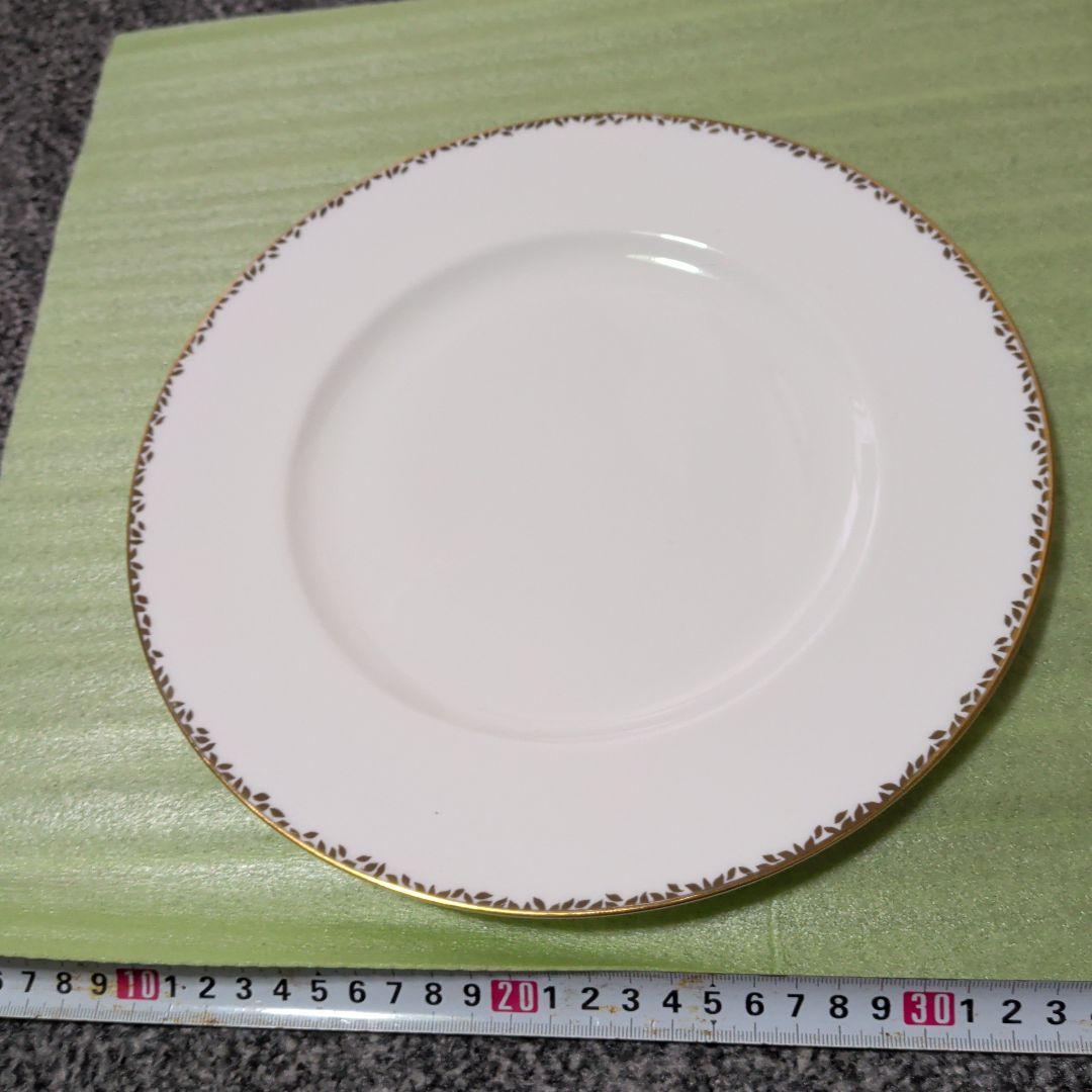 ホワイト 平皿 金縁葉模様　Vera Wang 匿名発送　送料込