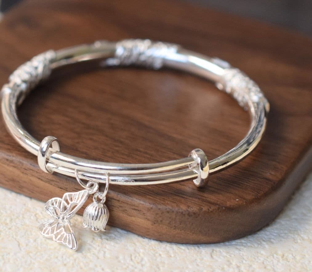 シルバー製 S999フローラル ブレスレット蝶のチャーム付き錆防止サイズ調整可能