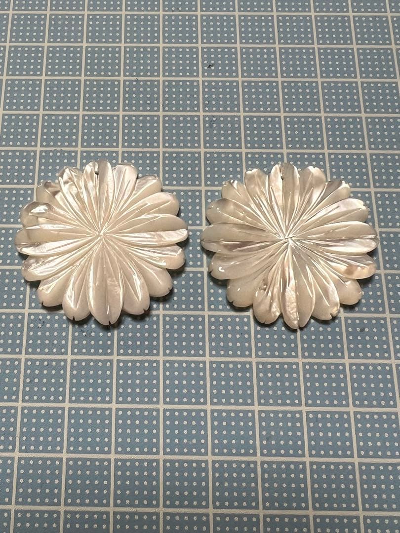 Gちゃん❤️ホワイトシェル　マーガレット　カービング　他　14kgfピアス