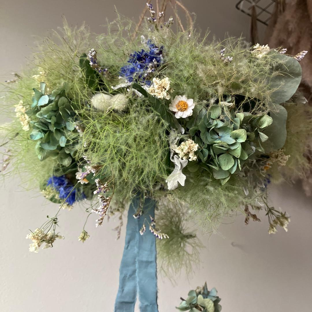 スモークツリーとアンティーク紫陽花のブルーなフライングリース　矢車菊　花かんざし