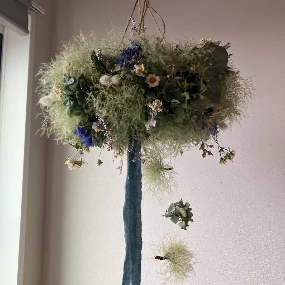 スモークツリーとアンティーク紫陽花のブルーなフライングリース　矢車菊　花かんざし