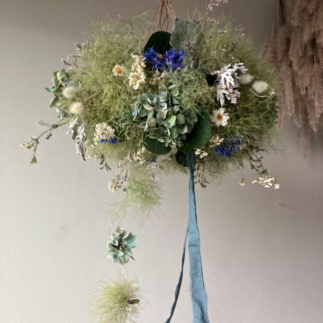 スモークツリーとアンティーク紫陽花のブルーなフライングリース　矢車菊　花かんざし