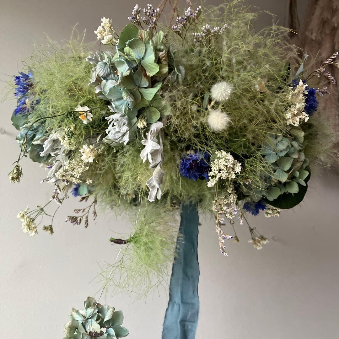 スモークツリーとアンティーク紫陽花のブルーなフライングリース　矢車菊　花かんざし