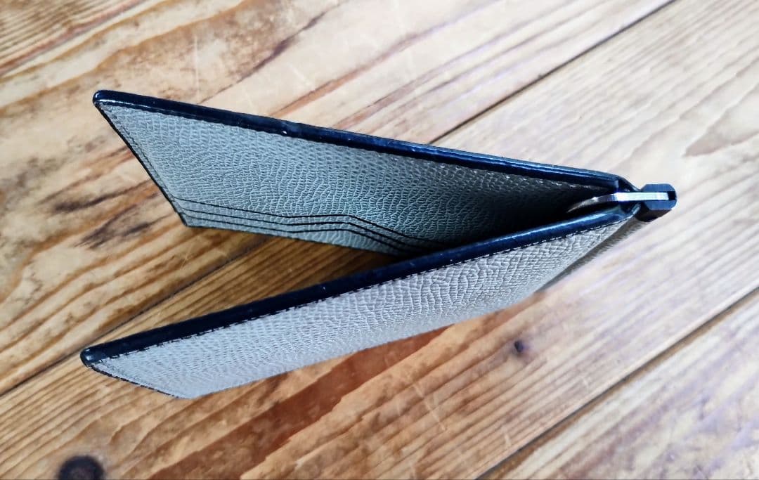 美品！Valextraヴァレクストラ マネークリップ 二つ折り財布