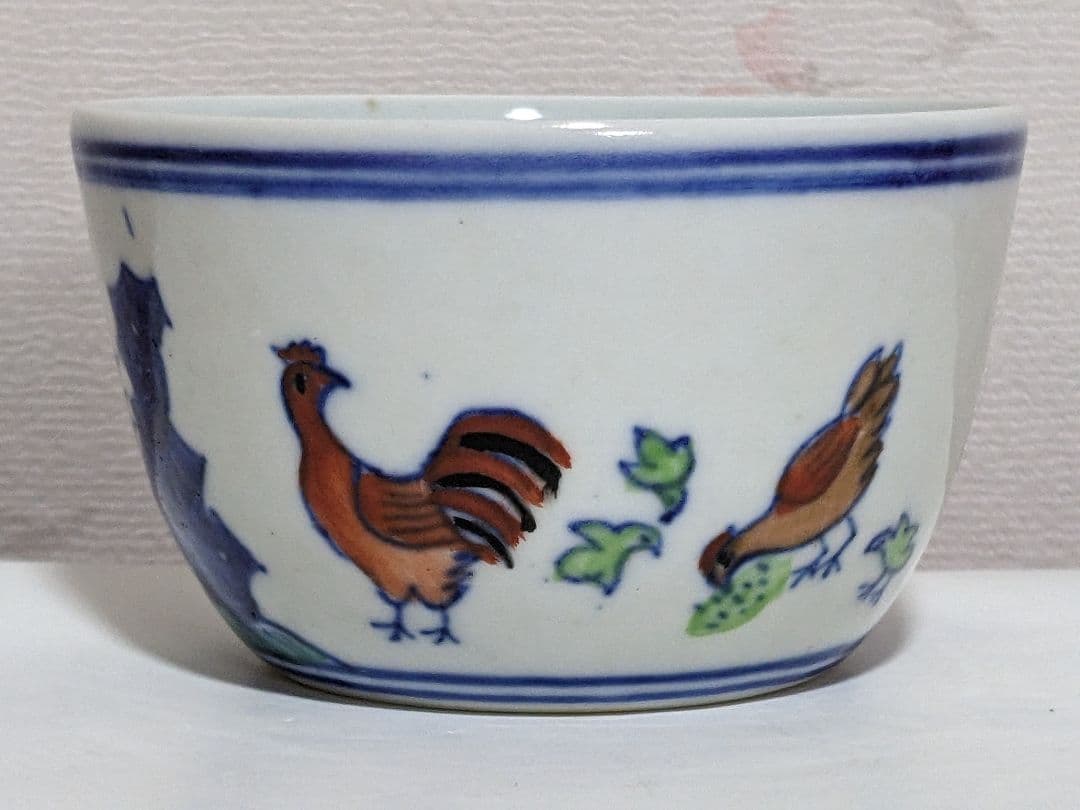 ♦中国 古い倣古品 チキンカップ 大明成化年製 染付色絵 闘彩鶏図 茶碗 骨董品