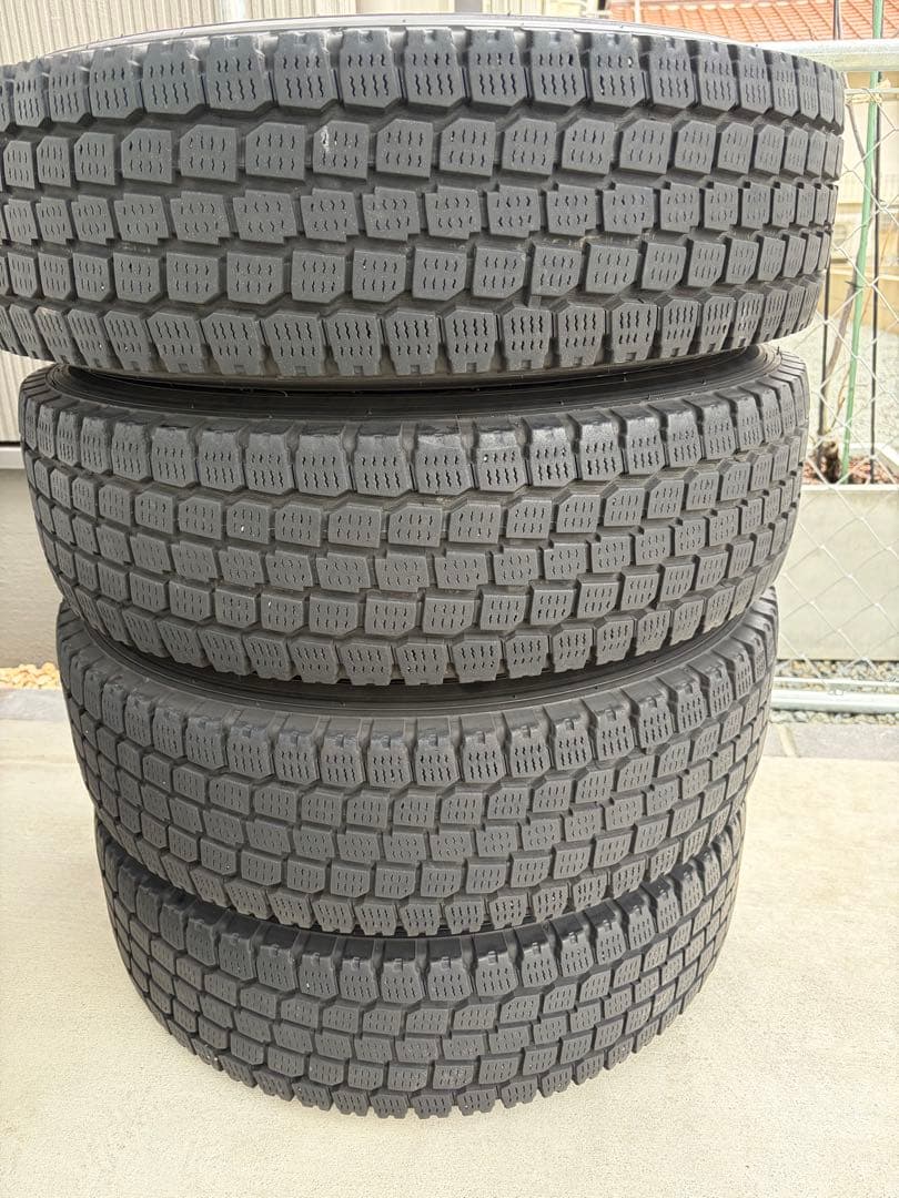 ハイエース　YOKOHAMA SY01 スタッドレスタイヤ 195/80R15