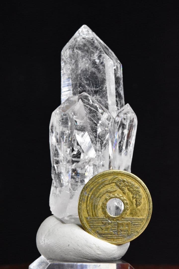 パキスタン スカルドゥ Ashopi鉱山産 レインボー入りクリアポイント