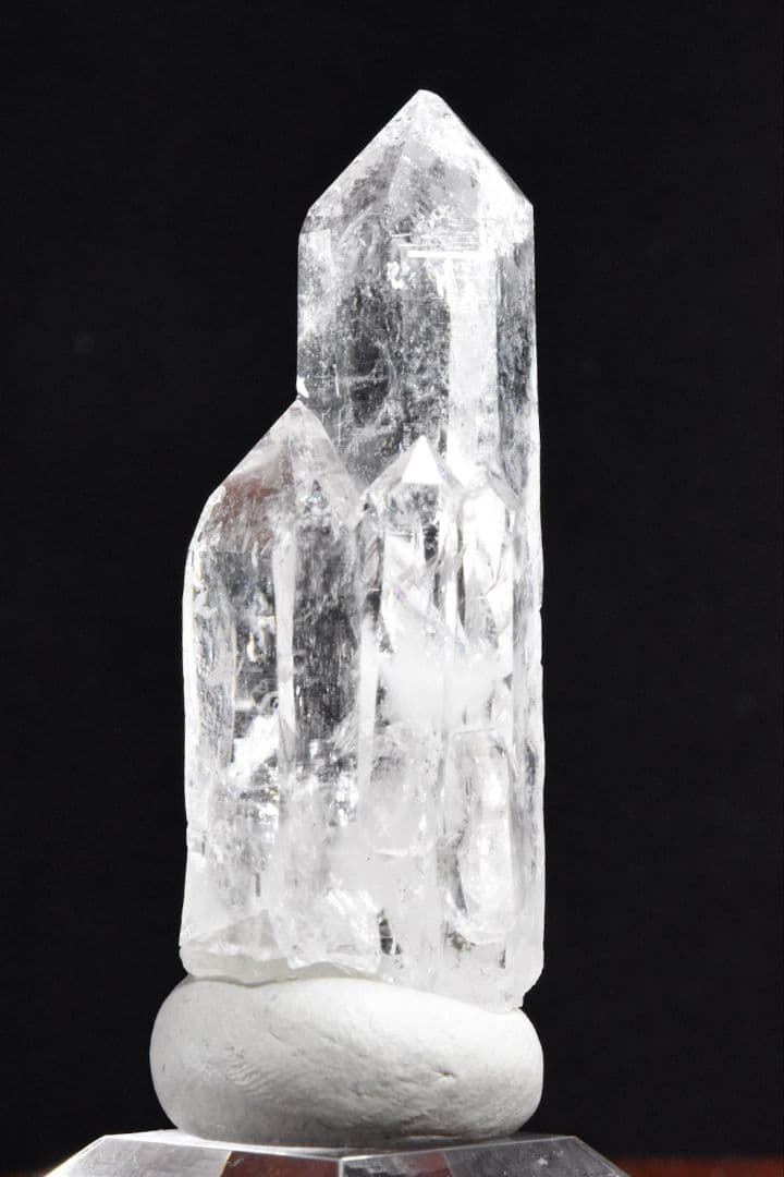 パキスタン スカルドゥ Ashopi鉱山産 レインボー入りクリアポイント