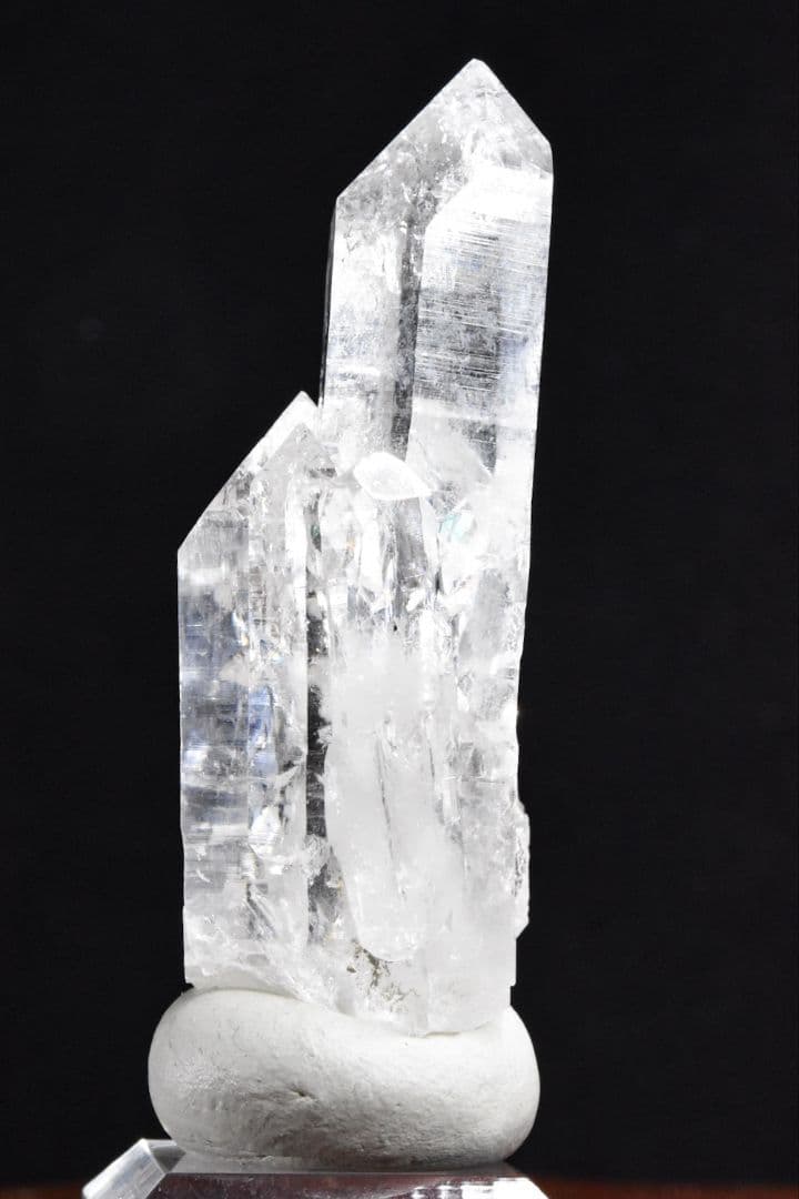 パキスタン スカルドゥ Ashopi鉱山産 レインボー入りクリアポイント