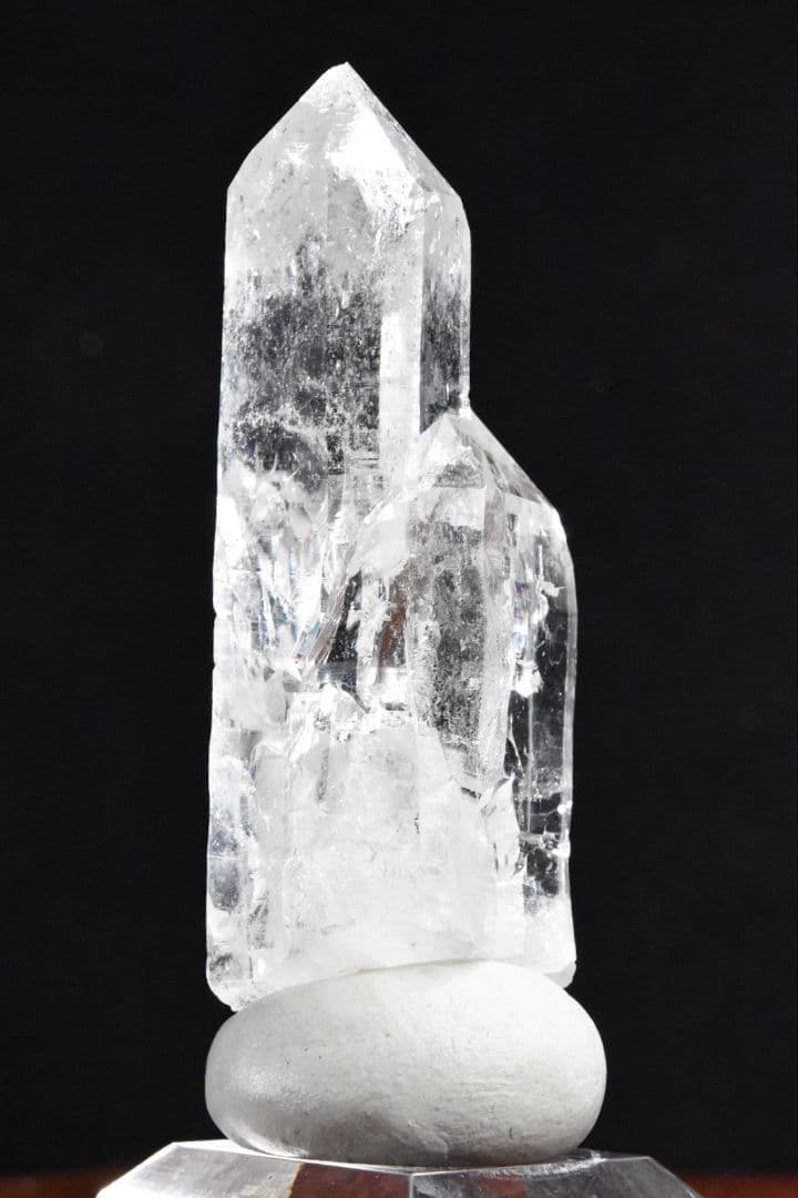 パキスタン スカルドゥ Ashopi鉱山産 レインボー入りクリアポイント