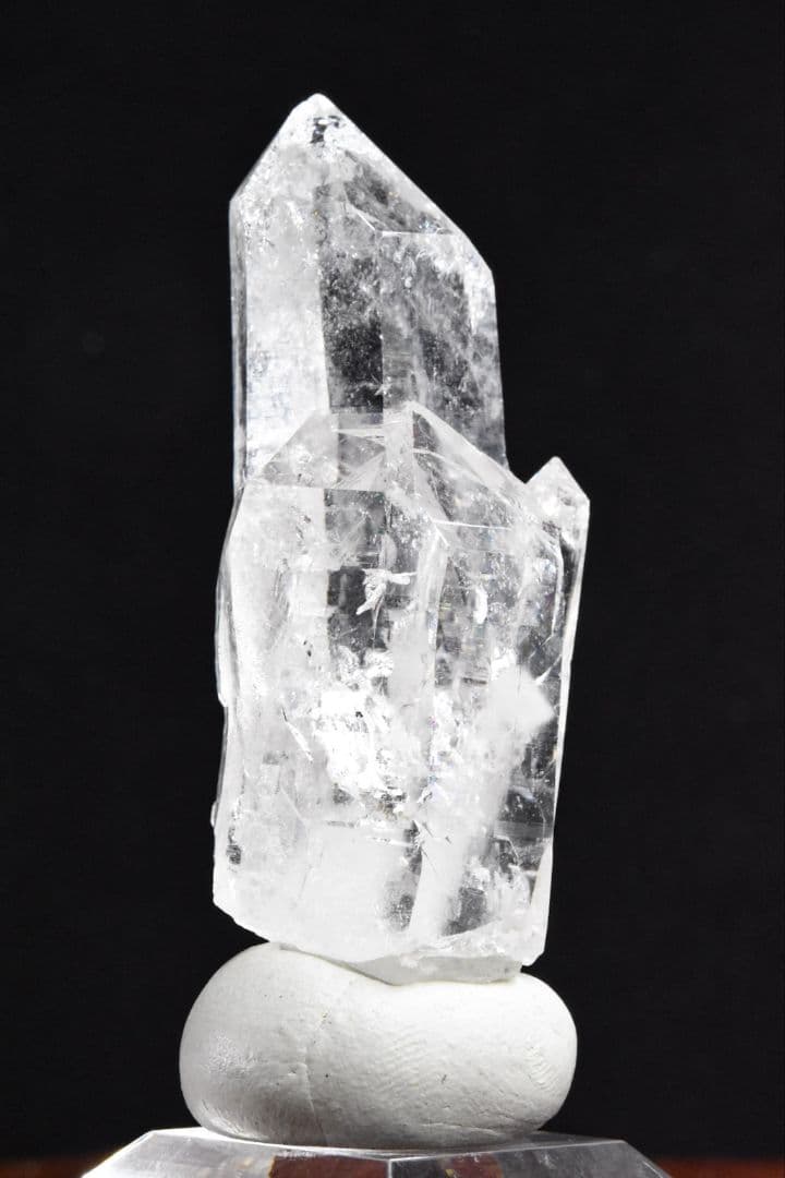 パキスタン スカルドゥ Ashopi鉱山産 レインボー入りクリアポイント