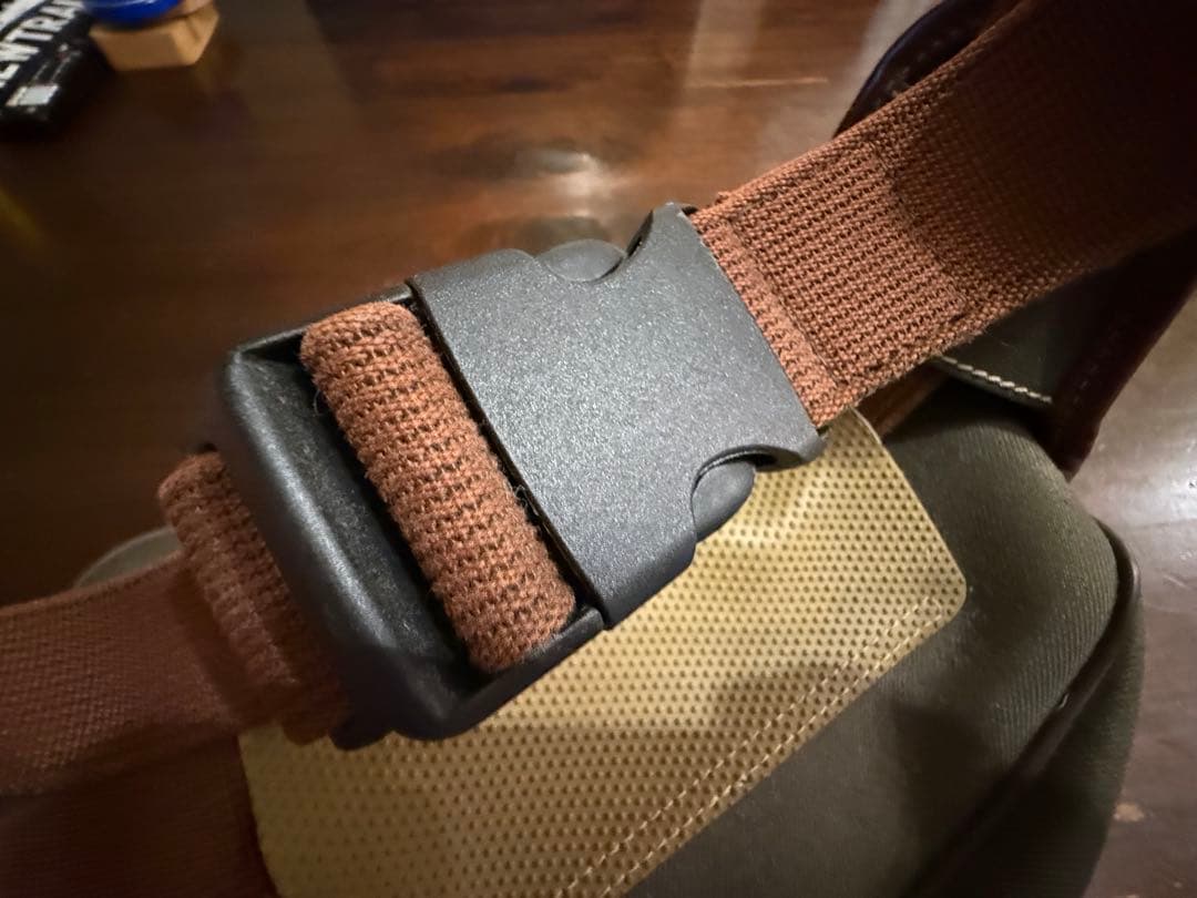 ハンティングワールド　オリーブグリーン ボディバッグ極美品　ユニセックス