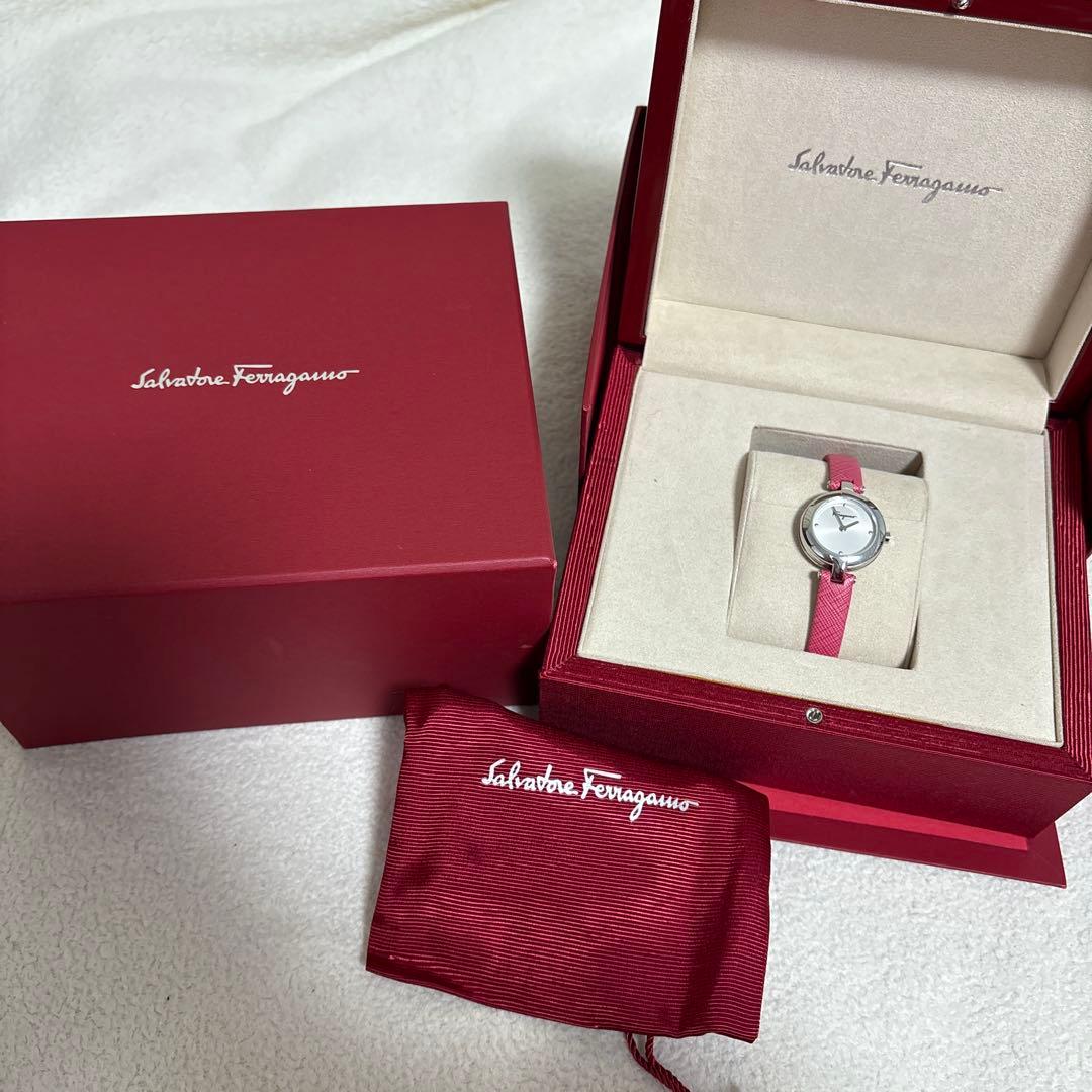 Salvatore Ferragamo ピンクレザー時計
