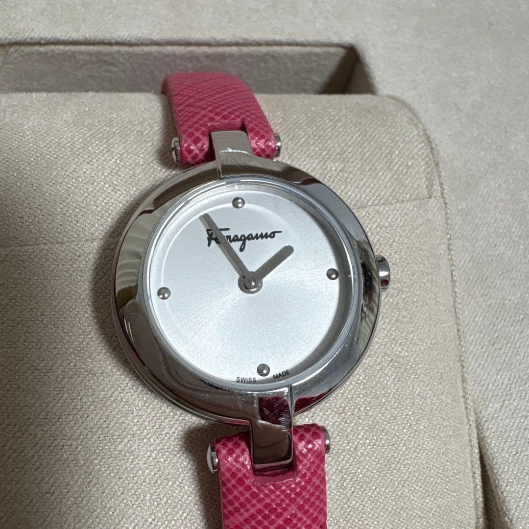 Salvatore Ferragamo ピンクレザー時計