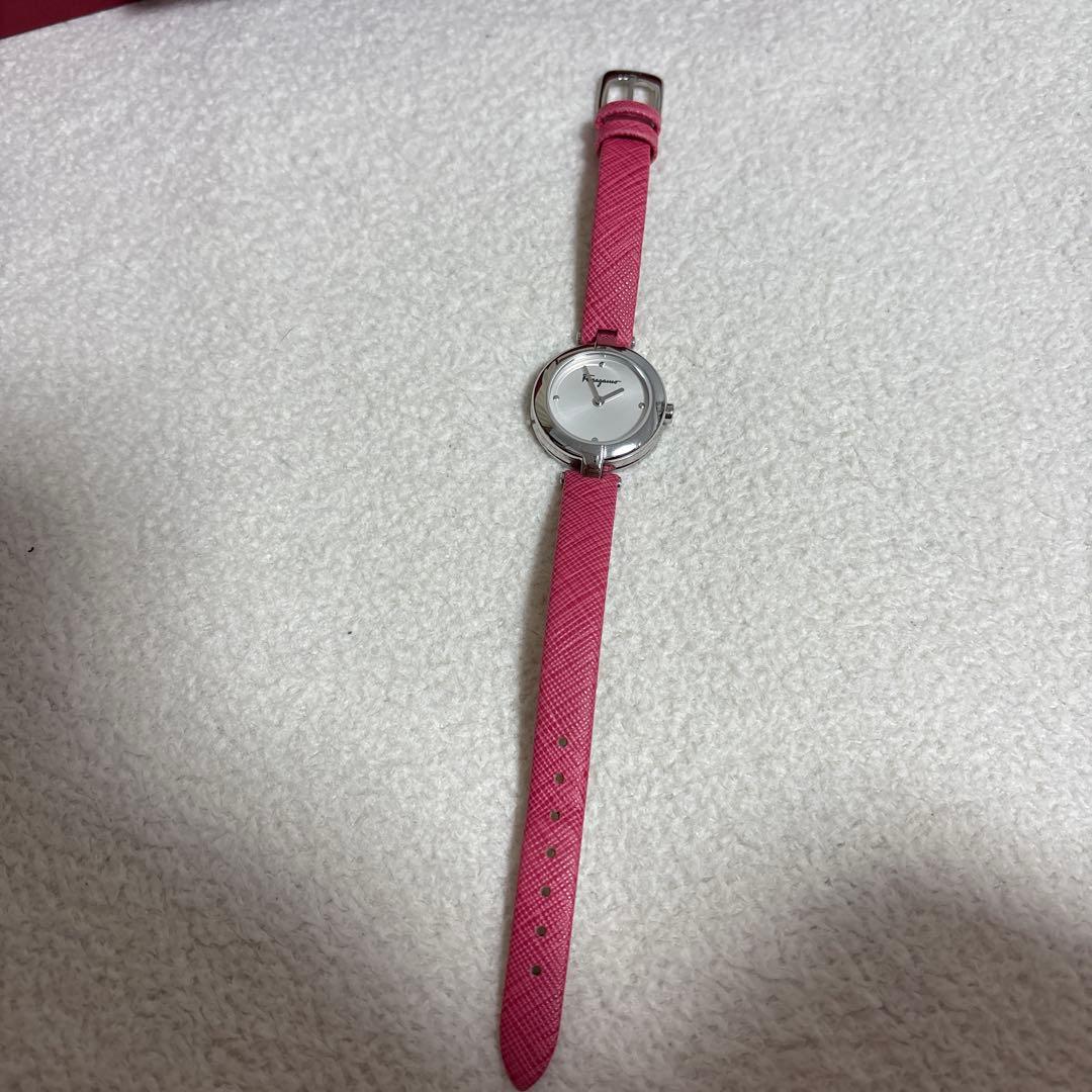 Salvatore Ferragamo ピンクレザー時計