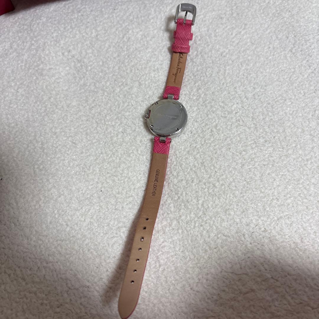 Salvatore Ferragamo ピンクレザー時計