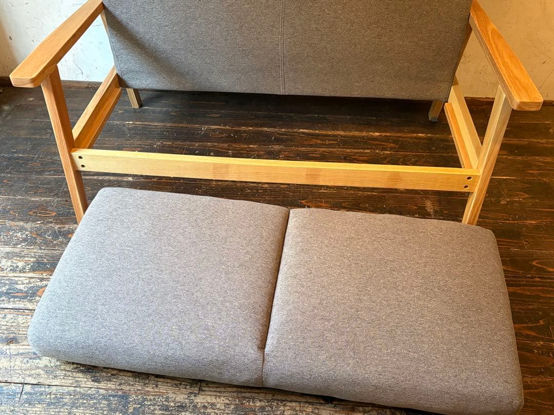 グレーの2人掛けソファ　2p モダン