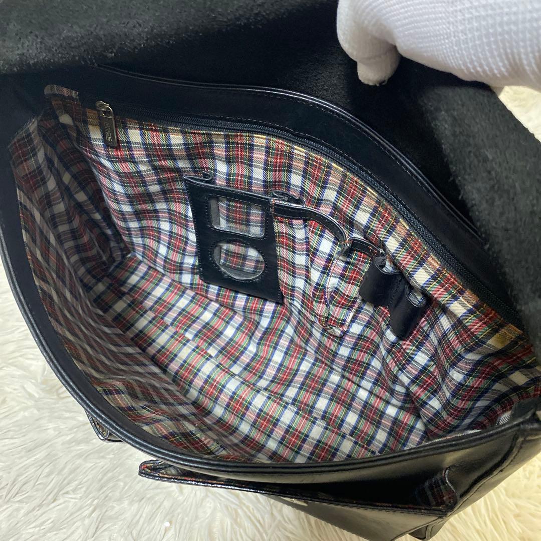 BREE ブラック　本革 メッセンジャーバッグ　肩掛け　斜め掛け　フラップ付き