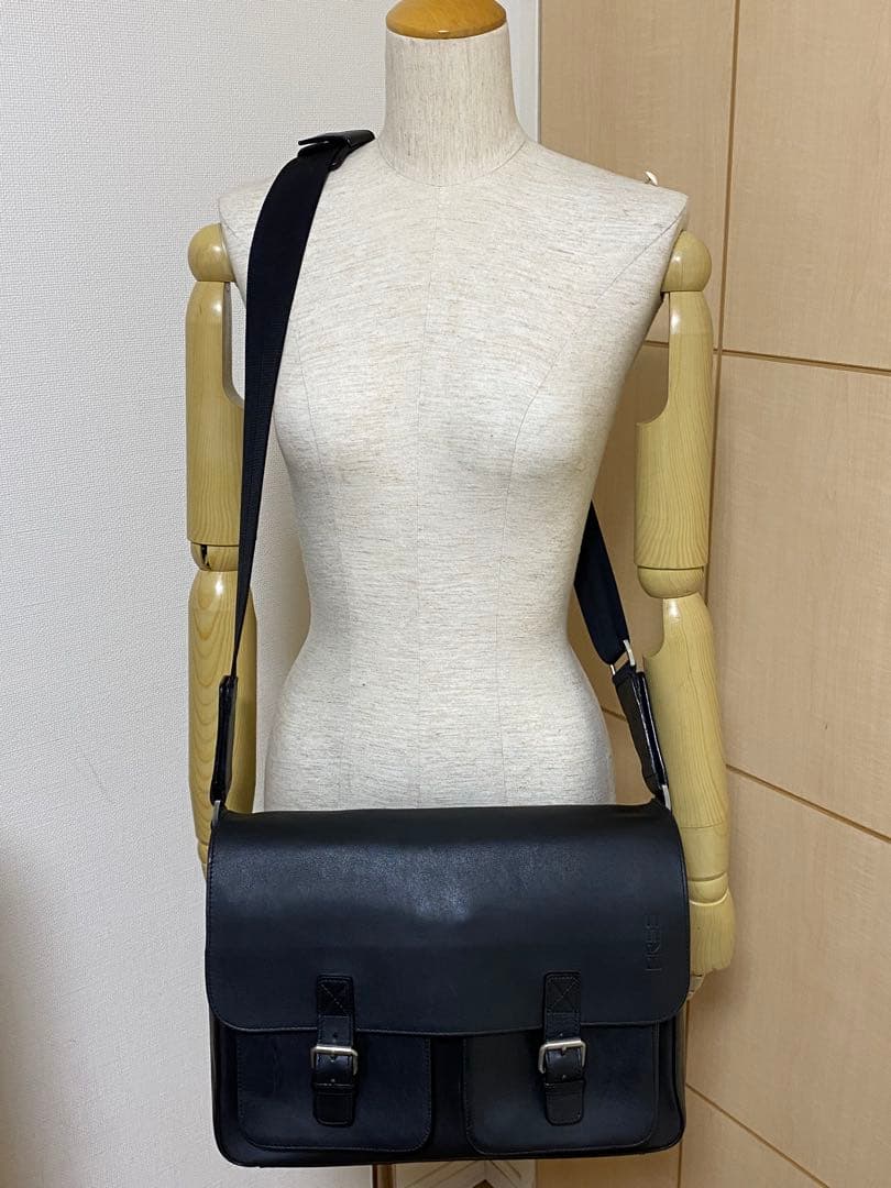 BREE ブラック　本革 メッセンジャーバッグ　肩掛け　斜め掛け　フラップ付き