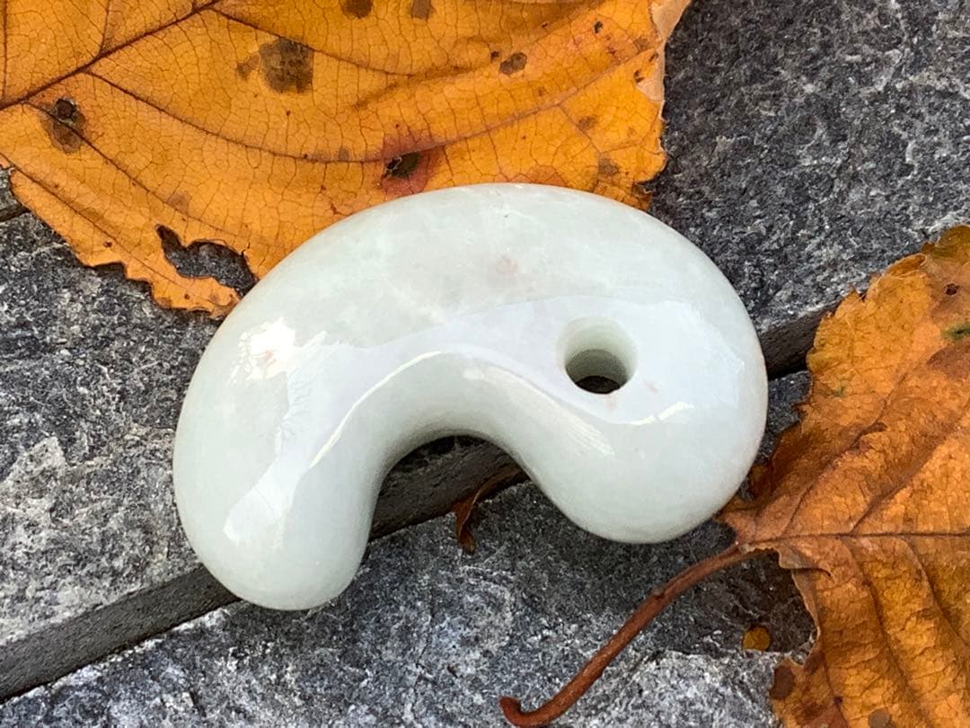 ✳お値段ご遠慮なく‼️高価糸魚川翡翠氷アイスジェイド勾玉　極上物　機械鑑定付本物‼️